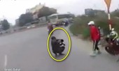 'Phượt thủ' thản nhiên ngồi giữa đường chụp ảnh cho bạn
