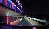 Vượt ẩu trên đèo, xe khách ép vỡ gương chiếu hậu ôtô