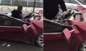 Clip: Ô tô bẹp dúm sau tai nạn, tài xế sống sót kỳ diệu như phim