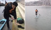 Mệt mỏi vì tắc đường, chàng trai hàng ngày chèo ván qua sông đi làm