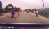 Thanh niên đi xe máy đánh võng đâm trực diện ôtô ngược chiều