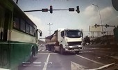 Xe bồn suýt gây tai nạn thảm khốc vì xe buýt vượt đèn đỏ