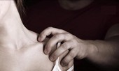 Thế giới phạt yêu râu xanh: Chạm nhẹ cũng phải đi tù 2 năm