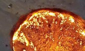 Cận cảnh cổng địa ngục cháy suốt hơn 40 năm qua