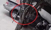 Clip: Ô tô bán tải lao vào nhà dân, cuốn người đàn ông vào gầm