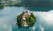 Nhà thờ nhiều huyền thoại giữa hồ nước xanh ngọc lục bảo ở Slovenia