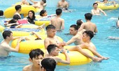 Công viên nước đông kín người kéo đến tắm giải nhiệt