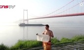 Tổng Giám đốc bơi hơn 2km qua sông mỗi ngày để... đi làm