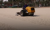 Đà Nẵng làm sạch bãi biển bằng máy sàng rác
