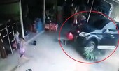 Xe bán tải tông thẳng vào cửa hàng, suýt gây tai nạn nghiêm trọng
