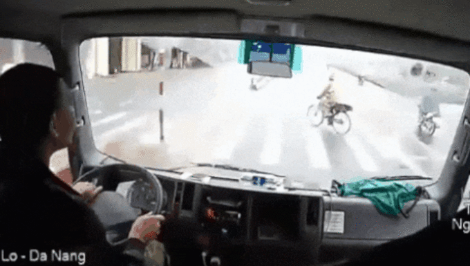 Cụ ông sang đường khiến tài xế phanh 'cháy bánh' và cái kết bất ngờ
