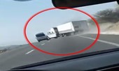 Xe tải mất lái xoay ngang trên đường bị tông vỡ nát