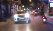 Nữ tài xế lái xe máy lạng lách giữa đường Hà Nội đầy xe cộ