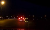 2 ôtô suýt gặp hoạ vì quả bóng đột ngột lăn ra giữa đường