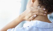Xoay cổ cho đỡ mỏi, cô gái trẻ bị liệt nửa người