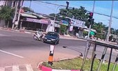 VIDEO: Ôtô vượt đèn đỏ va chạm với xe máy rồi bỏ trốn