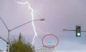 Kinh hoàng khoảnh khắc sét đánh trúng máy bay giữa trời