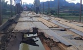 Hòa Bình: Người dân liều mình đi qua cầu treo mục