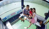 Cáp treo đáy kính khiến khách 'tim đập chân run' ở Hong Kong