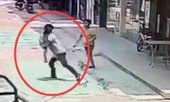 Clip: Bắt cóc bé trai 3 tuổi giữa ban ngày, gã đàn ông bị dân đánh bầm dập