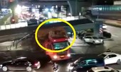 Clip: Hãi hùng xe tải chở quá khổ đâm sập cầu đi bộ
