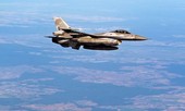 Phi công nhảy dù khỏi F-16 của Không quân Mỹ sắp đâm vào nhà kho