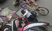 Clip: Bé gái vịn trúng tay ga, xe máy lao vọt vào cửa hàng