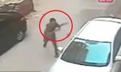 Clip: Bưng gạch đập kính ô tô và cái kết gậy ông đập lưng ông