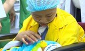 Người mẹ ung thư giai đoạn cuối lần đầu ôm con vào lòng