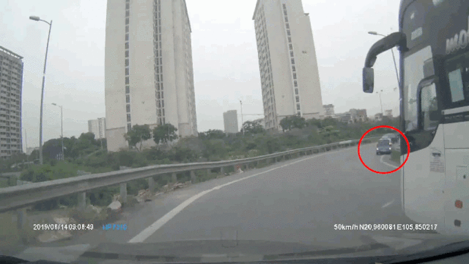 Thấy tổ CGST, taxi liều lĩnh lùi xe trên đường dẫn vào cao tốc