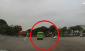 VIDEO: Kinh hoàng ô tô con phóng nhanh đâm ngang xe khách tại ngã tư