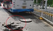 Nổ nắp cống, xe buýt đi ngang bị vỡ cửa kính