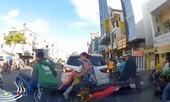Không chịu nhường nhau, tài xế grab lấy mũ bảo hiểm đập vào đầu người phụ nữ