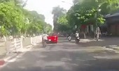 Cô gái đi xe máy điện 'mải ngắm' siêu xe và cái kết may mắn