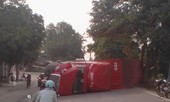 Clip: Vào cua tốc độ cao, xe container lật kinh hoàng, người đi xe máy thót tim
