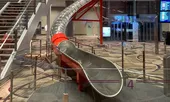 Cầu trượt chỉ mất vài giây đưa khách ra tận cổng máy bay ở Singapore