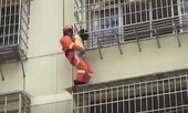 Bé gái bị kẹt cổ vào hàng rào ban công tầng 5 may mắn được giải cứu