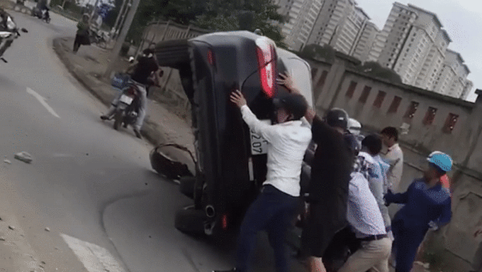 VIDEO: Lật ô tô giải cứu tài xế, hành động cứu người gây tranh cãi