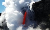 Kinh hoàng nham thạch chảy thành thác, khói cuộn nghi ngút ở Hawaii
