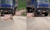 Tài xế xe tải bẻ lái điêu luyện lách các trụ bê tông chắn giữa đường