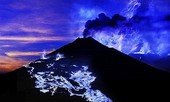 Độc đáo ngọn núi phun lửa màu xanh dương ở Indonesia