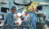 Ông nội hiến gan cho cháu trai 16 tháng tuổi