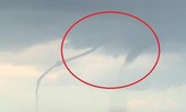 2 vòi rồng cao hàng trăm mét xuất hiện cùng lúc trên biển Cần Giờ