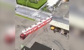 Trầm trồ với màn lùi xe ngoạn mục của tài xế container