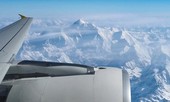 Ngắm dãy Himalaya cao nhất thế giới qua cửa sổ máy bay