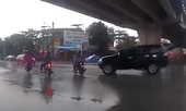 Tài xế lái xe không tập trung, ôtô húc ngã người đi xe máy