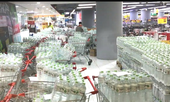 Người dân Hà Nội ùn ùn ra siêu thị mua nước đóng chai