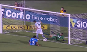 Pha bỏ lỡ trên vạch vôi của cầu thủ Brazil