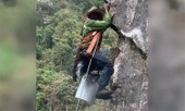 Treo mình trên vách đá lấy mật ong