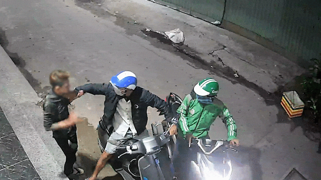 Kề dao, xịt hơi cay cướp xe máy